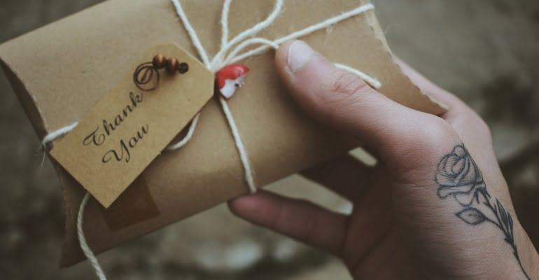 Guy purchasing jewellery for Christmas and New Year’s Eve